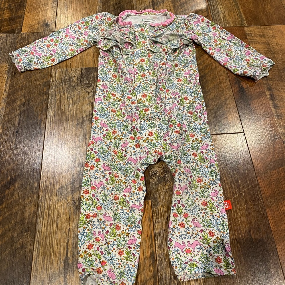 Vibrant pattern Magnetic Me romper. Size 9-12 mints